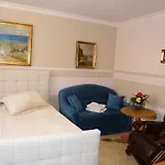 Leon Bed and Breakfast 3*